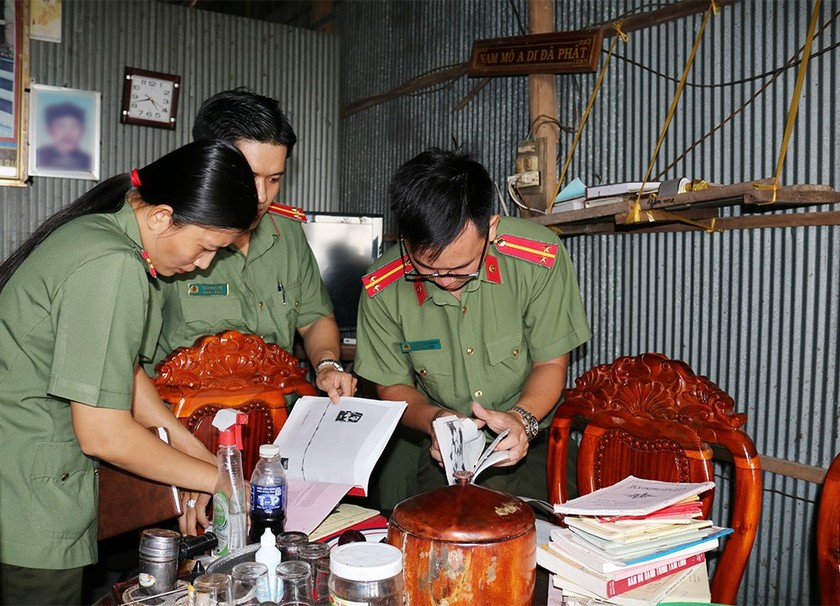 Lực lượng Công an khám xét nơi ở của Nguyễn Hoàng Nam phát hiện, thu giữ nhiều tang vật, tài liệu liên quan