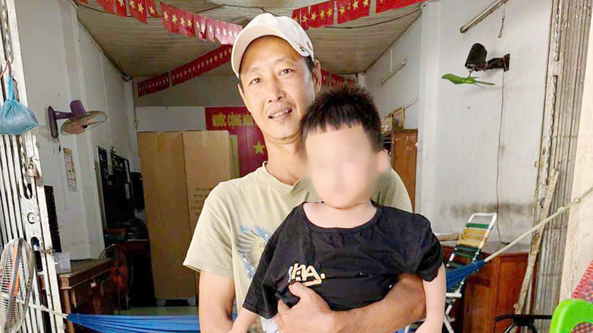 Sau khi phát hiện bé trai đuối nước, anh Bùi Hữu Thành đã kịp thời ứng cứu đứa bé thành công (Ảnh: Trần Tuyên)