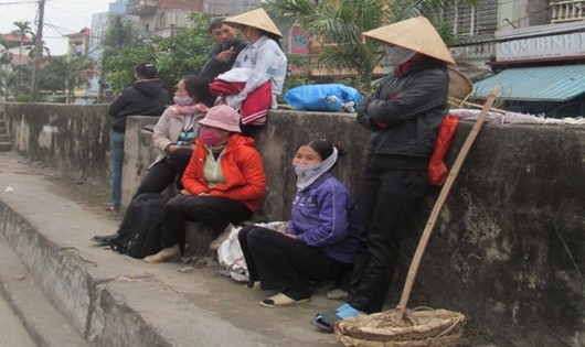 Những người lao động tự do đổ về Hà Nội tìm việc dịp sát Tết (Ảnh: Q.M)