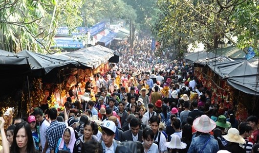 Hàng nghìn du khách thập phương đổ về chùa Hương trong ngày khai hội mùng 6 Tết (Ảnh: zing.vn)