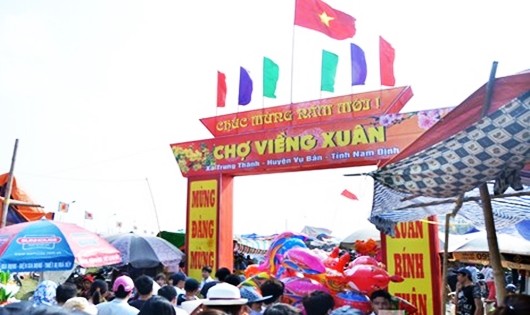 Chợ Viềng chính thức khai mạc vào mùng 8 tháng Giêng (Ảnh: Q.Minh)