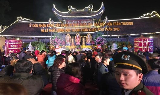 Đêm hôm qua, đền Trần Thương đón hàng nghìn du khách (Ảnh: Đức Anh)