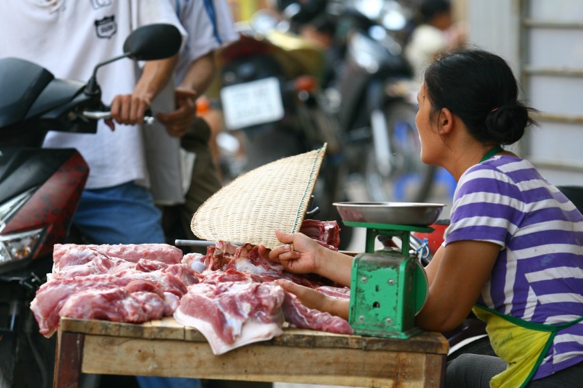 Giá thịt lợn hiện tại vẫn chưa làm cho người nuôi có thể duy trì sản xuất một cách bình thường (Ảnh minh họa) 