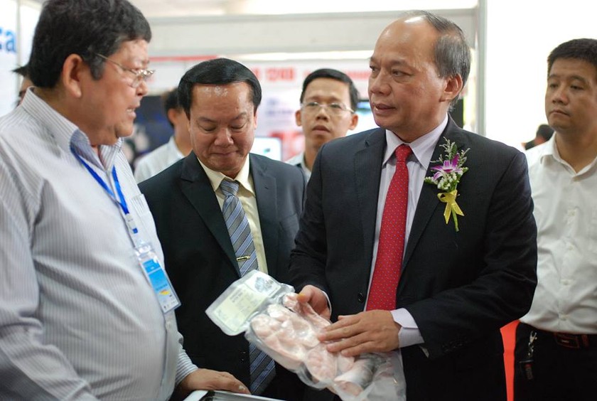 Thứ trưởng Bộ NN&PTNT Vũ Văn Tám tham quan Hội chợ cá tra