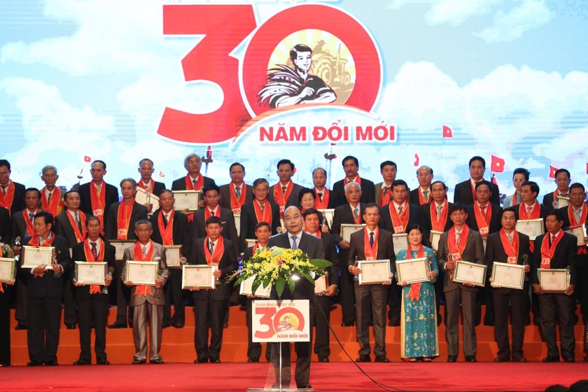 Thủ tướng Chính phủ Nguyễn Xuân Phúc phát biểu tại Lễ vinh danh nông dân Việt Nam xuất sắc 30 năm Đổi Mới