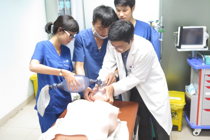 Bác sĩ Bùi Văn Hải hướng dẫn cán bộ đo chức năng hô hấp trong nội dung diễn tập trường hợp hồi sinh tim phổi cơ bản và nâng cao.