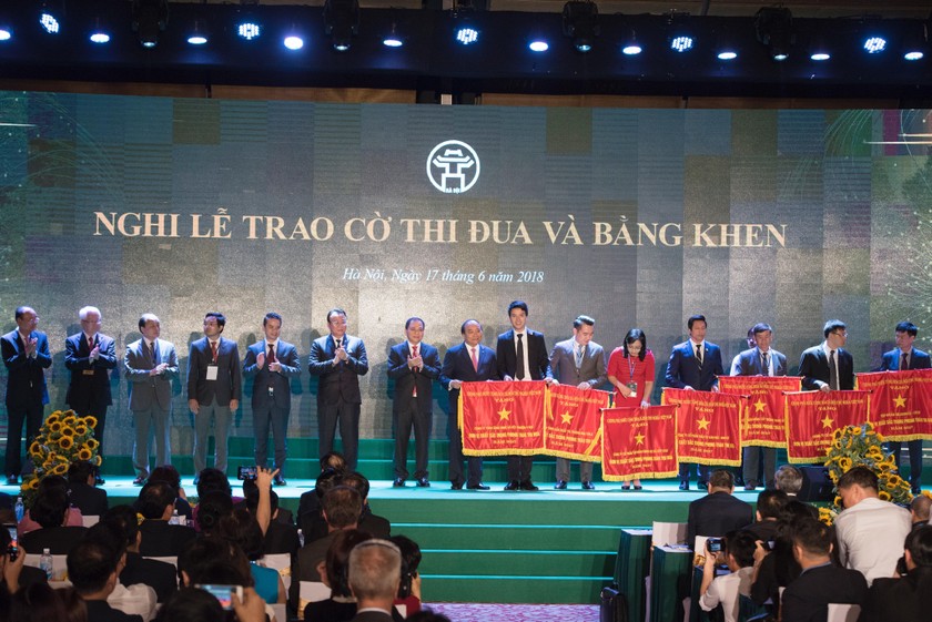 Đại diện BVĐK MEDLATEC nhận Cờ thi đua do Thủ tướng Chính phủ Nguyễn Xuân Phúc trao tặng.