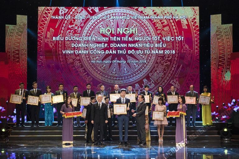 Tổng Giám đốc Nguyễn Trí Anh (ở giữa) đại diện BVĐK MEDLATEC nhận Giải thưởng “Cúp Thăng Long”.