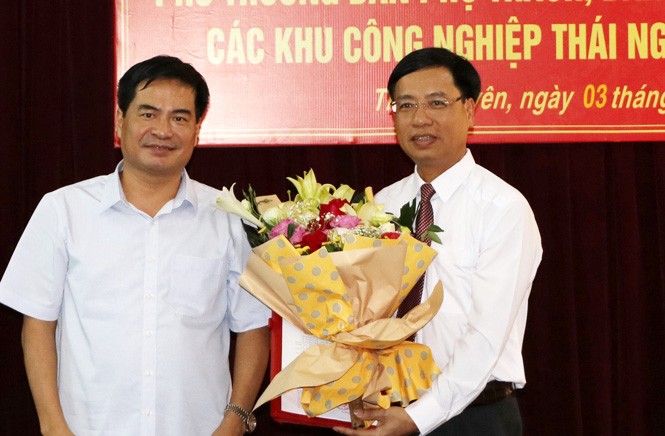 Ông Phan Đức Cường (phải) được bổ nhiệm giữ chức Phó Trưởng Ban phụ trách Ban Quản lý các khu công nghiệp Thái Nguyên từ ngày 1/6/2020. (Nguồn baothainguyen.vn)