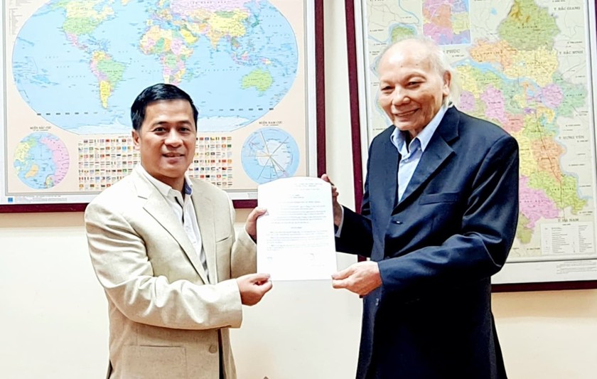 GS-TSKH Nguyễn Mại, Chủ tịch VAFIE trao quyết định bổ nhiệm cho nhà báo Nguyễn Phong Cầm.