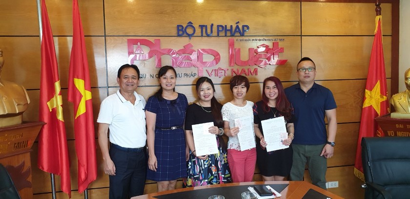 Báo Pháp luật Việt Nam phát thẻ Đảng viên cho 4 đảng viên mới