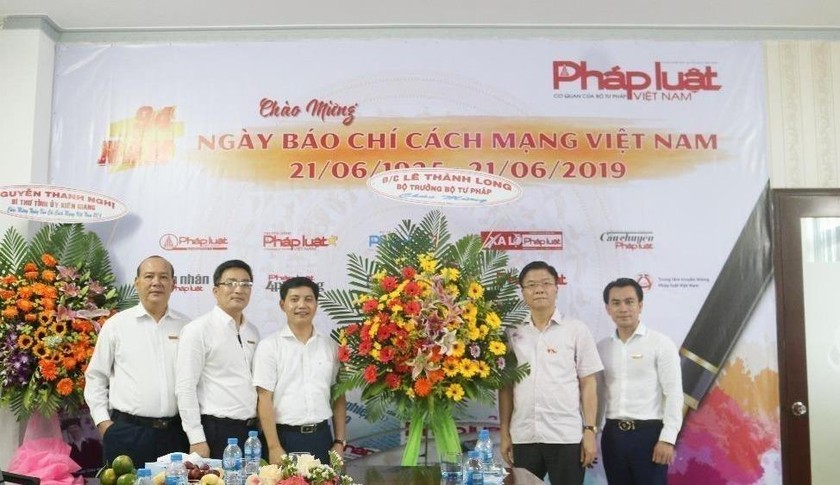 Bộ trưởng Bộ Tư pháp Lê Thành Long tặng hoa chúc mừng Văn phòng đại diện Duyên hải Tây Nam Bộ của Báo Pháp luật Việt Nam nhân ngày 21.6