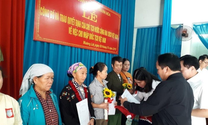 Trao quyết định nhập quốc tịch Việt Nam cho người Lào di cư tự do và kết hôn không giá thú tại tỉnh Thanh Hóa