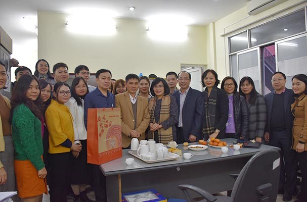Thứ trưởng Đặng Hoàng Oanh và đại diện Công đoàn Bộ Tư pháp thăm, tặng quà cho các CBCCVC có hoàn cảnh khó khăn nhân dịp Xuân Canh Tý 2020