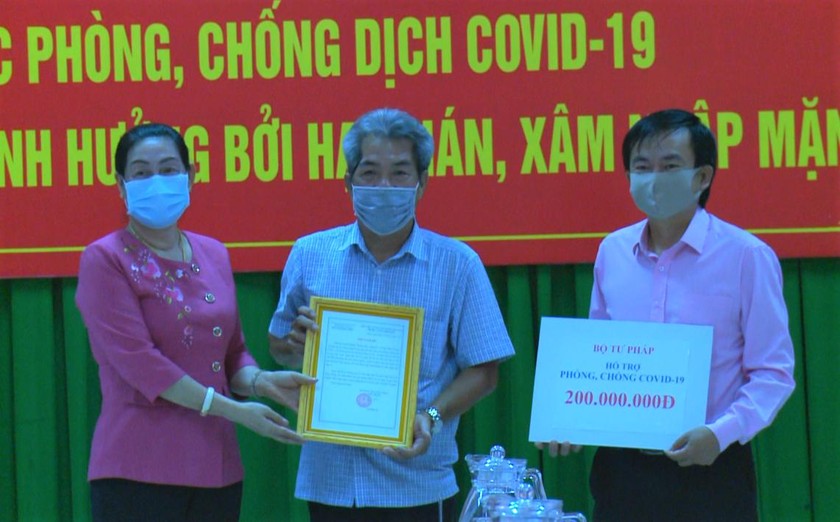 Bộ Tư pháp hỗ trợ 200 triệu đồng cho người dân Kiên Giang bị thiệt hại do xâm nhập mặn và phòng chống dịch Covid-19