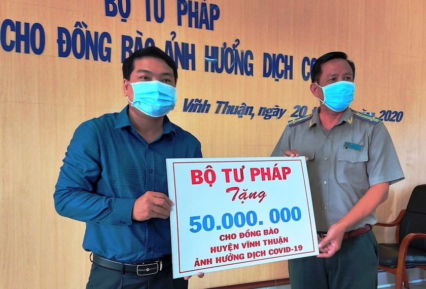Bộ Tư pháp hỗ trợ đồng bào bị ảnh hưởng Covid-19 ở Vĩnh Thuận, Kiên Giang 