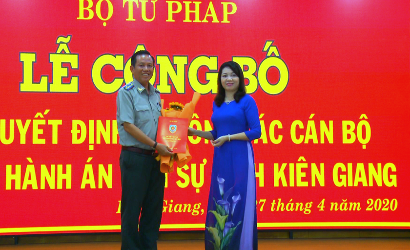 Phó Tổng cục trưởng Tổng cục THADS Trần Thị Phương Hoa trao quyết định bổ nhiệm cho tân Cục trưởng Cục THADS tỉnh Kiên Giang Nguyễn Văn Vũ.