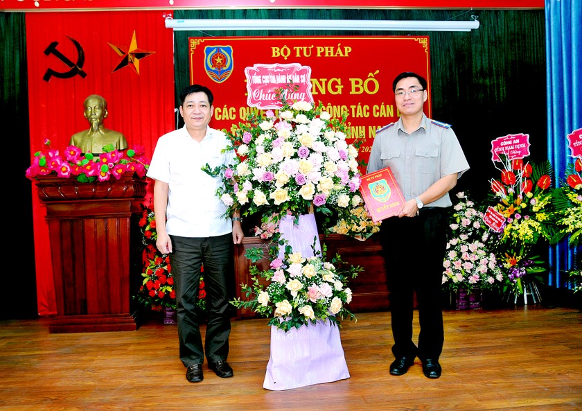 Phó Tổng cục trưởng Tổng cục THADS Nguyễn Văn Sơn trao Quyết định  giao Quyền Cục trưởng Cục THADS Nam Định cho đồng chí Nguyễn Minh Đức.