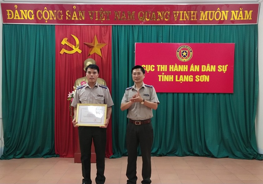 Đồng chí Phạm Văn Dũng - Cục trưởng Cục THADS trao thưởng cho đại diện tập thể có thành tích trong cuộc thi