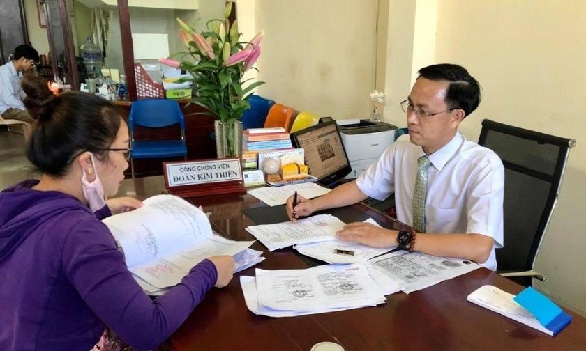 Công chứng viên hướng dẫn công dân thực hiện thủ tục công chứng tại VPCC Ngọc Yến - TP Đà Nẵng