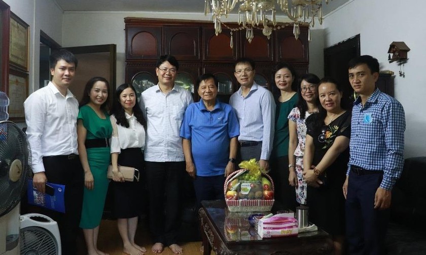 Thứ trưởng Nguyễn Thanh Tịnh thăm hỏi, tri ân nguyên lãnh đạo Bộ.