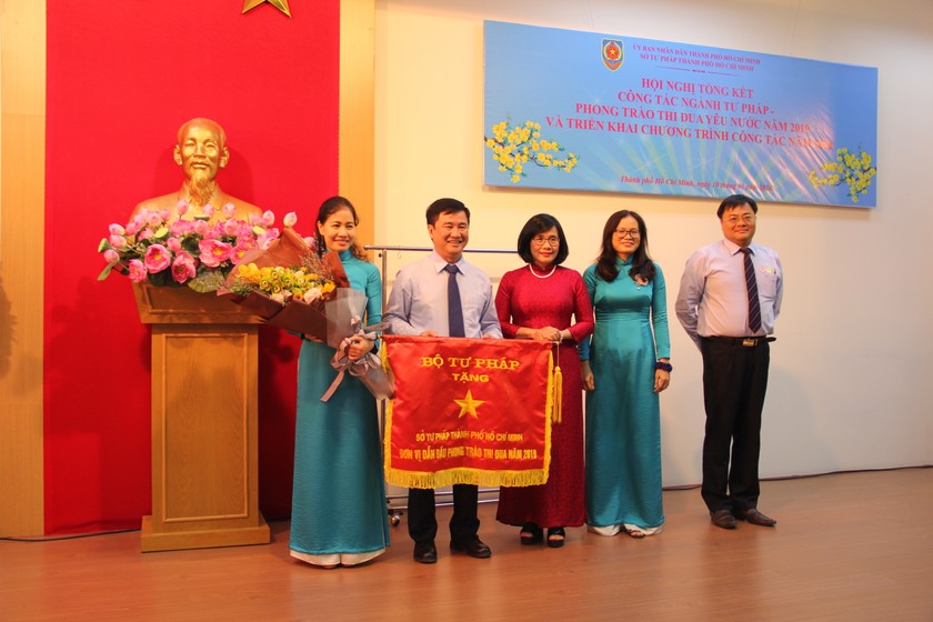 Thứ trưởng Bộ Tư pháp Đặng Hoàng Oanh trao Cờ đơn vị dẫn đầu phong trào thi đua năm 2019 cho Sở Tư pháp TP.Hồ Chí Minh.