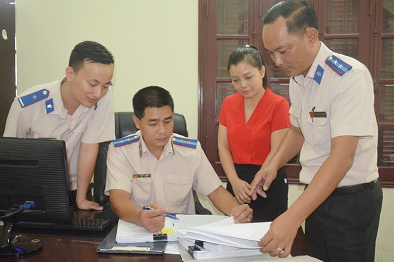 Cán bộ Chi cục Thi hành án dân sự TP Cẩm Phả, Quảng Ninh trao đổi nghiệp vụ, ảnh MH.