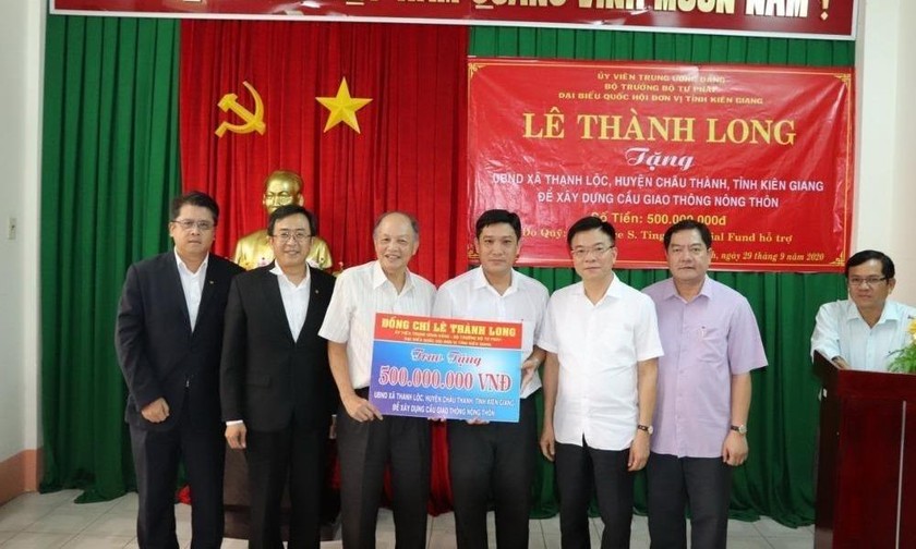 Bộ Trưởng Lê Thành Long trao tặng kinh phí xây 2 cây cầu giao thông nông thôn