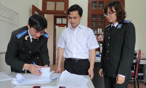 Cán bộ Cục THADS Lạng Sơn trao đổi nghiệp vụ