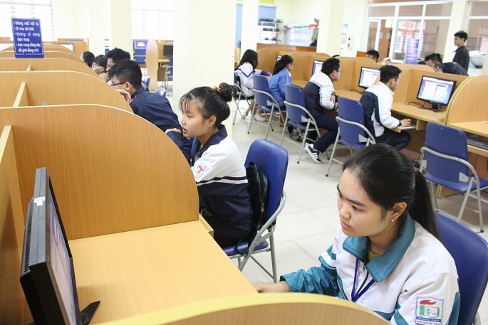 Học sinh Hà Nội tham gia một cuộc thi tìm hiểu pháp luật trực tuyến, ảnh MH