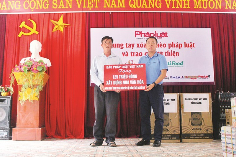TS.Đào Văn Hội, Tổng biên tập Báo Pháp luật Việt Nam trao tặng kinh phí xây dựng nhà văn hóa tại Điện Biên