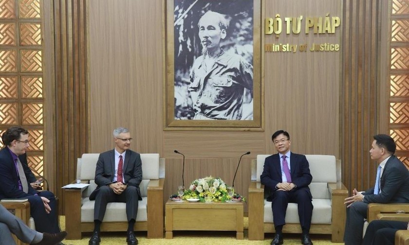 Bộ trưởng Lê Thành Long tiếp xã giao Đại sứ đặc mệnh toàn quyền Cộng hoà Pháp tại Việt Nam