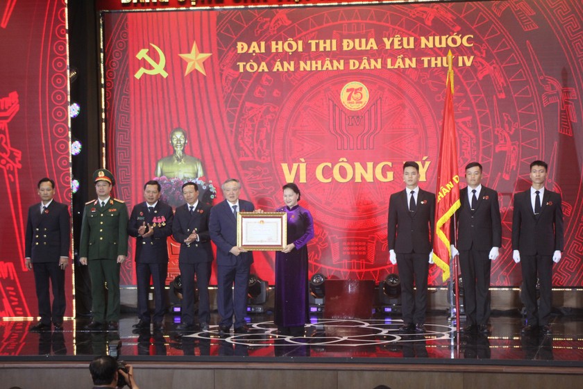 Chủ tịch Quốc hội Nguyễn Thị Kim Ngân trao Huân chương Độc lập hạng Nhất cho TAND.