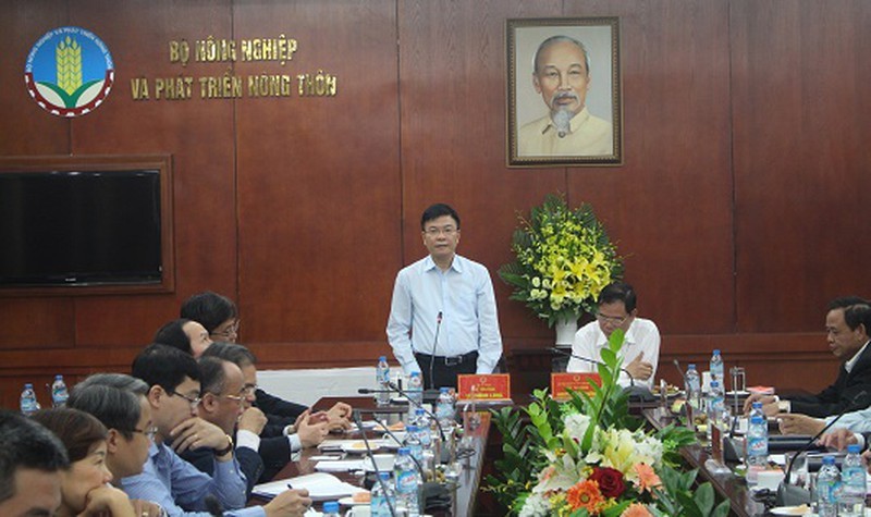 Bộ trưởng Bộ Tư pháp Lê Thành Long và Bộ trưởng Bộ  Nông nghiệp Phát triển nông thôn Nguyễn Xuân Cường tại buổi làm việc giữa hai Bộ tháng 10.2017                                                              .