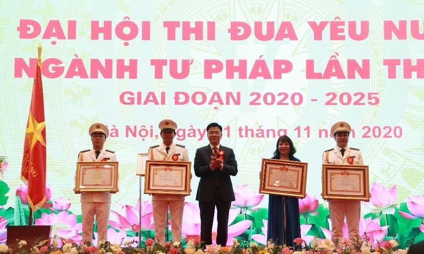 Bộ trưởng Lê Thành Long trao danh hiệu Chiến sỹ Thi đua toàn quốc cho Cục trưởng THADS Nghệ An Phạm Quốc Nam (ngoài cùng bên phải)
