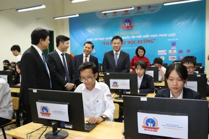 Bộ trưởng Lê Thành Long và lãnh đạo các ngành  tham quan phòng máy tại trường THPT Chu Văn An trong ngày Phát động cuộc thi.