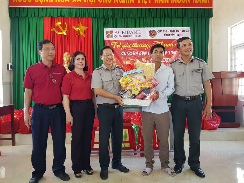 Cục THADS tỉnh Bình Định thăm, tặng quà tết cho người dân