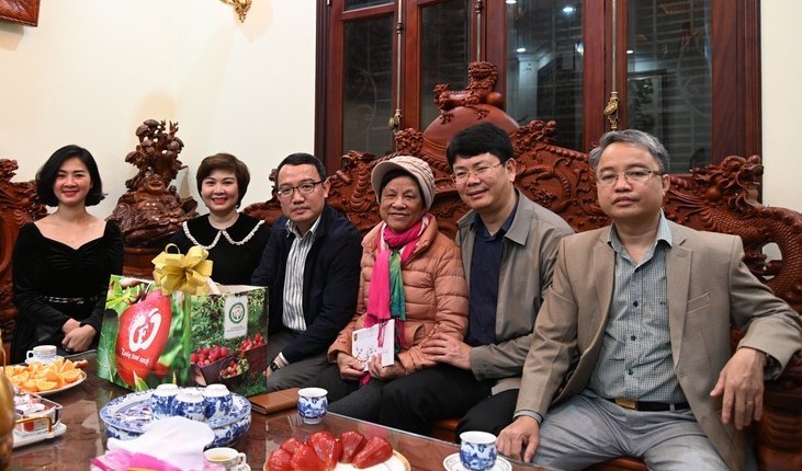 Thứ trưởng Nguyễn Thanh Tịnh thăm hỏi cán bộ lão thành nhân dịp Tết Tân Sửu 2021