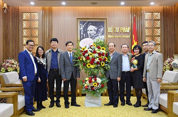 Ban cán sự Đảng Bộ Tư pháp chúc mừng Đảng ủy Bộ nhân kỷ niệm 91 năm ngày thành lập Đảng Cộng sản Việt Nam