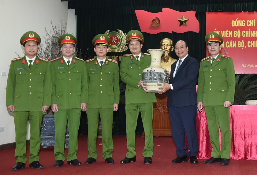 Thủ tướng Nguyễn Xuân Phúc tặng quà lực lượng Cảnh sát hình sự.