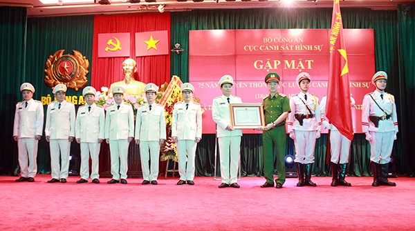 Thừa ủy quyền của Chủ tịch nước, Thứ trưởng Nguyễn Duy Ngọc trao Huân chương Chiến công hạng Nhất tặng Cục CSHS. Ảnh: CAND
