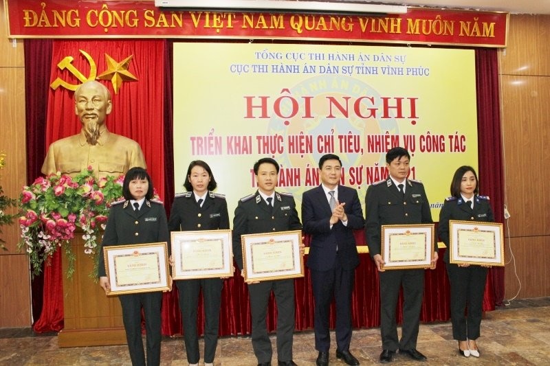 Ông Vũ Việt Văn -Phó Chủ tịch UBND tỉnh trao Bằng khen của Chủ tịnh UBND tỉnh cho các cá nhân có thành tích xuất sắc trong công tác năm 2020.