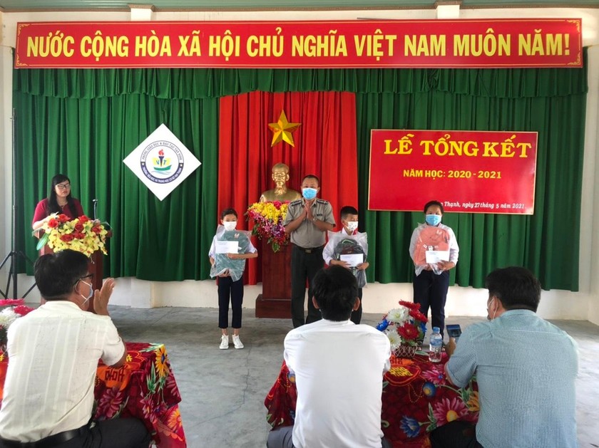 Chi cục THADS huyện Vạn Ninh trao quà cho học sinh có hoàn cảnh khó khăn