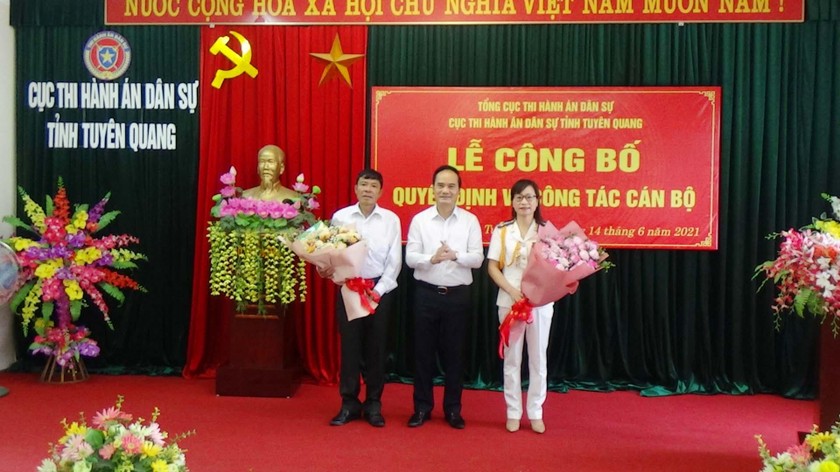 Đồng chí Hoàng Việt Phương - Tỉnh uỷ viên, Phó Chủ tịch UBND tỉnh chúc mừng hai đồng chí nhận quyết định.