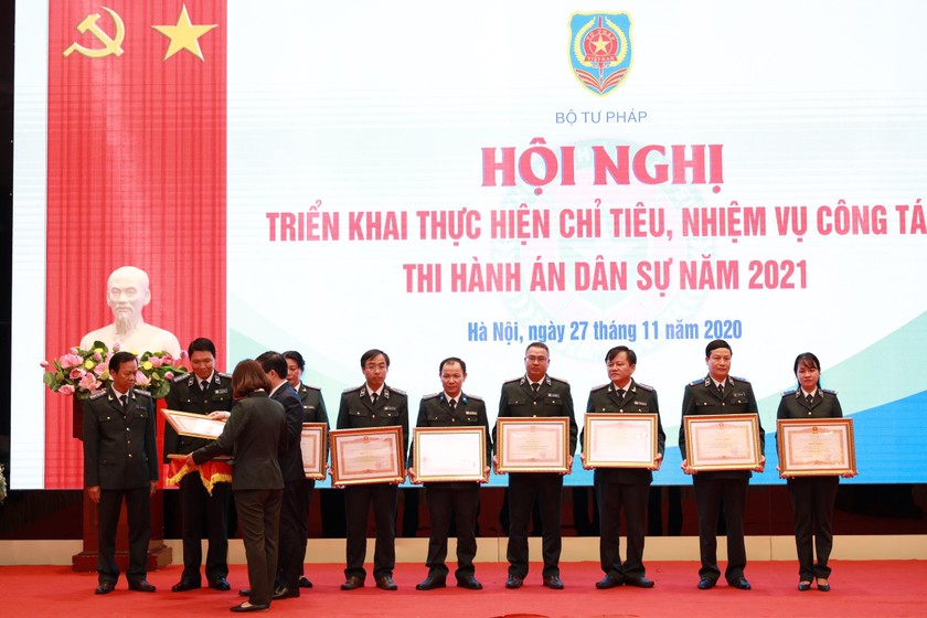 Ông Nguyễn Tiến Huy (người đứng thứ tư từ phải qua) nhận Bằng khen của Thủ tướng Chính phủ vì có những thành tích xuất sắc trong công tác.