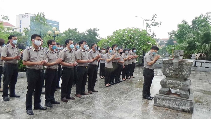 Cục Thi hành án dân sự tỉnh Tuyên Quang dâng hương, báo công tại đền thờ Bác
