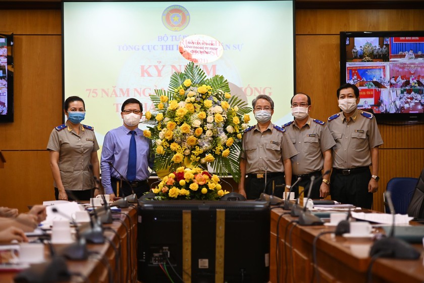 Thứ trưởng Mai Lương Khôi tặng hoa chúc mừng hệ thống THADS.