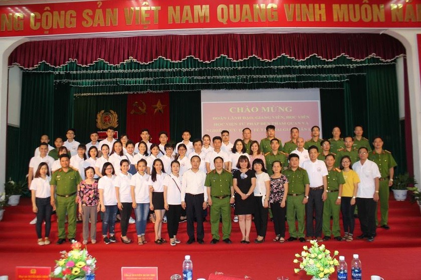 Học viên Lớp đào tạo chung nguồn thẩm phán, kiểm sát viên, luật sư khoá 1 tại Hà Nội tham gia kiến tập tại trại giam Tân Lập.
