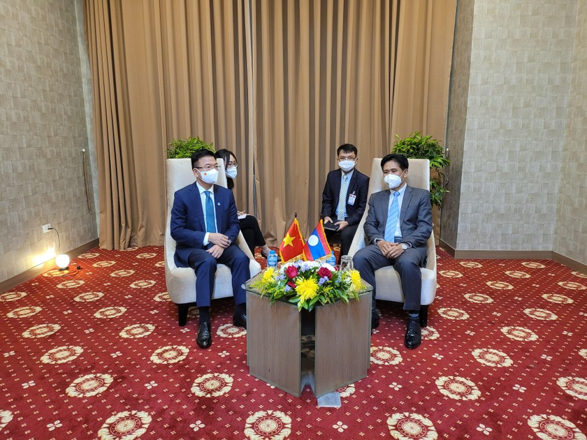 Bộ trưởng Tư Pháp Lê Thành Long Long gặp gỡ thân tình với Bộ trưởng Tư pháp Lào Phayvi SYBOULYPHA.