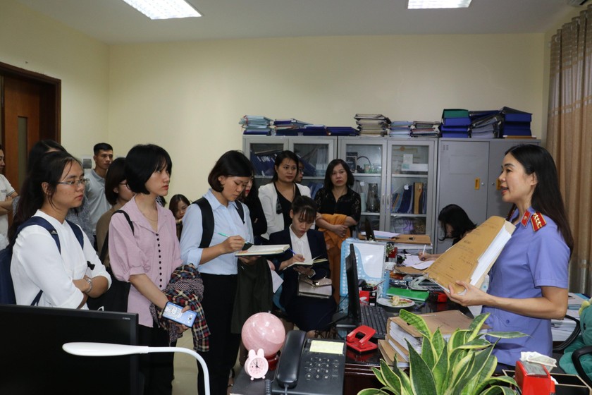 Lớp đào tạo chung nguồn thẩm phán, kiểm sát viên, luật sư khoá 4 tại Hà Nội đi thực tế tại Viện kiểm sát nhân dân quận Cầu Giấy.